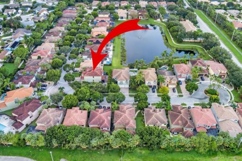 Снять в аренду виллу или дом в Бойнтон-Бич, Флорида 5 спален, 312.34м2, № 981583 - фото 1