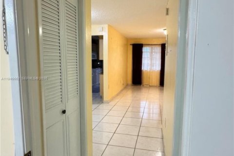 Condo in Miami Gardens, Florida, 1 bedroom  № 2003589 - photo 7