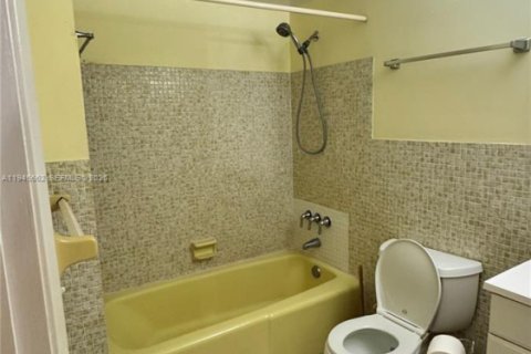 Condo in Miami Gardens, Florida, 1 bedroom  № 2003589 - photo 9