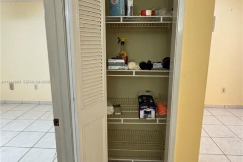 Condo in Miami Gardens, Florida, 1 bedroom  № 2003589 - photo 11