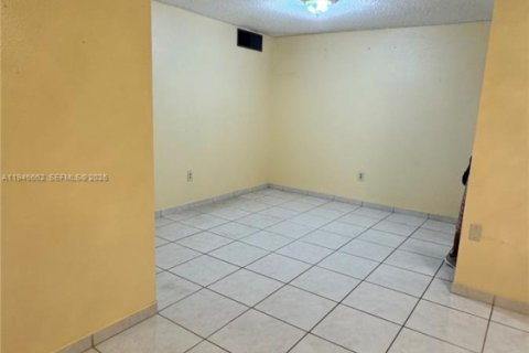 Condo in Miami Gardens, Florida, 1 bedroom  № 2003589 - photo 16