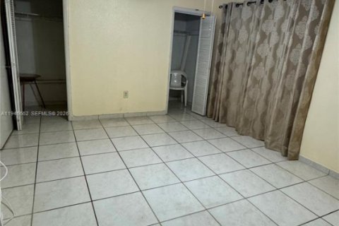 Condo in Miami Gardens, Florida, 1 bedroom  № 2003589 - photo 4