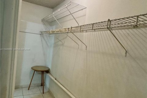 Condo in Miami Gardens, Florida, 1 bedroom  № 2003589 - photo 5