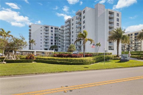 Condo in Palm Beach, Florida, 2 bedrooms  № 1729173 - photo 1