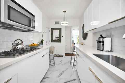 Condo in Miami Beach, Florida, 1 bedroom  № 1976853 - photo 10