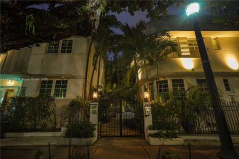 Condo in Miami Beach, Florida, 1 bedroom  № 1976853 - photo 27