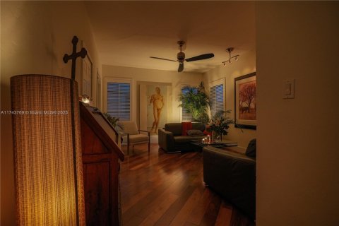 Condo in Miami Beach, Florida, 1 bedroom  № 1976853 - photo 17