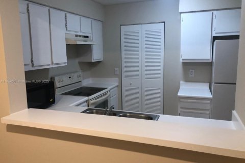 Condo in Pompano Beach, Florida, 1 bedroom  № 1713552 - photo 10