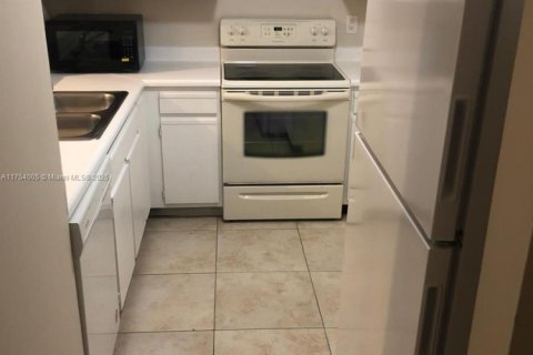 Condo in Pompano Beach, Florida, 1 bedroom  № 1713552 - photo 9