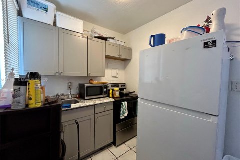 Commercial property in Opa-locka, Florida 324.23 sq.m. № 1731283 - photo 11