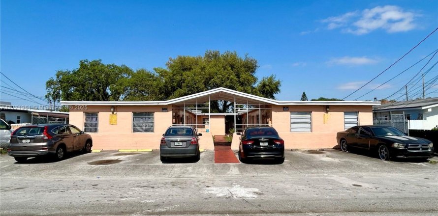 Commercial property in Opa-locka, Florida 324.23 sq.m. № 1731283