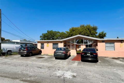 Commercial property in Opa-locka, Florida 324.23 sq.m. № 1731283 - photo 2