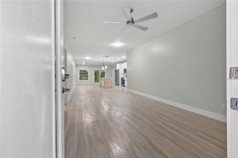 Casa en venta en Orlando, Florida, 5 dormitorios, 214.33 m2 № 1911392 - foto 3