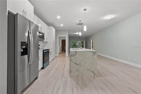 Casa en venta en Orlando, Florida, 5 dormitorios, 214.33 m2 № 1911392 - foto 6