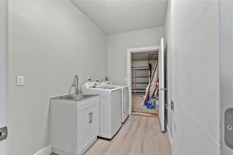 Casa en venta en Orlando, Florida, 5 dormitorios, 214.33 m2 № 1911392 - foto 19