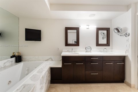 Copropriété à vendre à Miami Beach, Floride: 2 chambres, 165.18 m2 № 1943392 - photo 17