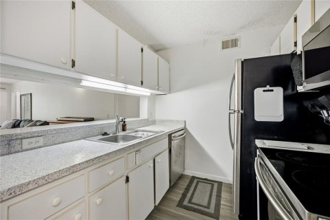 Condo in Gainesville, Florida, 4 bedrooms  № 2222021 - photo 10