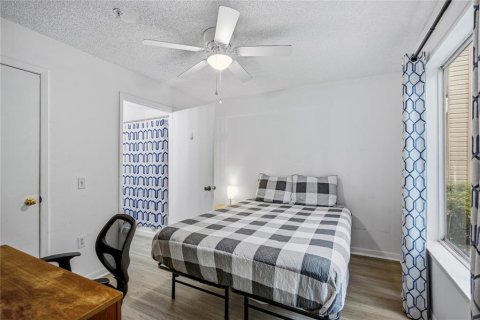 Condo in Gainesville, Florida, 4 bedrooms  № 2222021 - photo 12