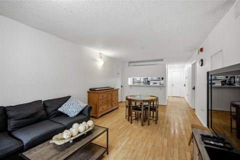Condo in Gainesville, Florida, 4 bedrooms  № 2222021 - photo 5