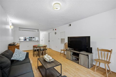 Condo in Gainesville, Florida, 4 bedrooms  № 2222021 - photo 6