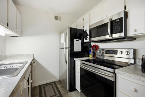 Condo in Gainesville, Florida, 4 bedrooms  № 2222021 - photo 9