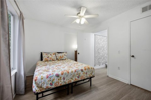 Condo in Gainesville, Florida, 4 bedrooms  № 2222021 - photo 16