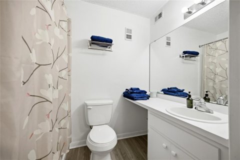 Condo in Gainesville, Florida, 4 bedrooms  № 2222021 - photo 18