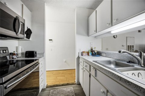 Condo in Gainesville, Florida, 4 bedrooms  № 2222021 - photo 11