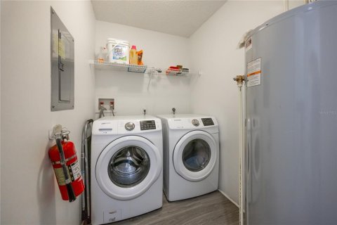 Condo in Gainesville, Florida, 4 bedrooms  № 2222021 - photo 19
