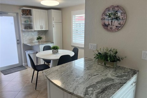 Villa ou maison à louer à Sarasota, Floride: 2 chambres, 77.67 m2 № 2125619 - photo 4
