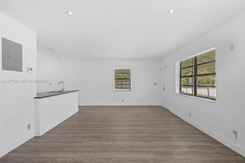 House in Fort Lauderdale, Florida 2 bedrooms, 88.26 sq.m. № 2041061 - photo 2