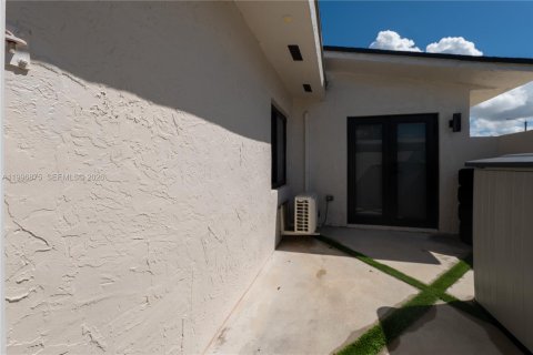 House in Miami, Florida 4 bedrooms, 257.06 sq.m. № 2066083 - photo 4