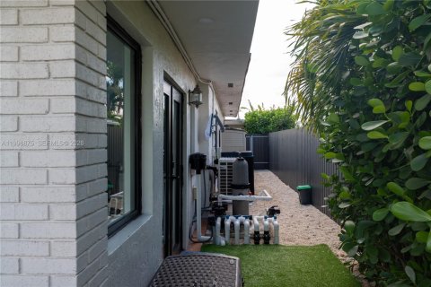 House in Miami, Florida 4 bedrooms, 257.06 sq.m. № 2066083 - photo 27