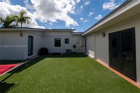 House in Miami, Florida 4 bedrooms, 257.06 sq.m. № 2066083 - photo 26
