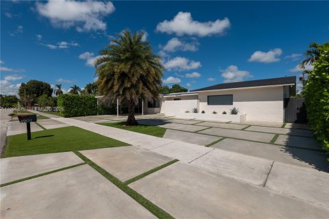 House in Miami, Florida 4 bedrooms, 257.06 sq.m. № 2066083 - photo 2