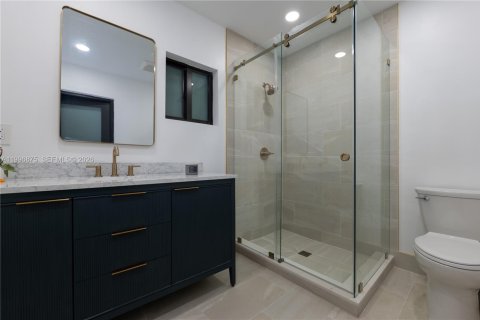 House in Miami, Florida 4 bedrooms, 257.06 sq.m. № 2066083 - photo 18