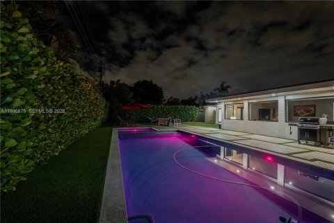 House in Miami, Florida 4 bedrooms, 257.06 sq.m. № 2066083 - photo 25