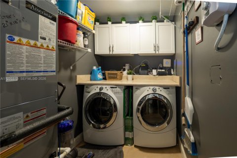 House in Miami, Florida 4 bedrooms, 257.06 sq.m. № 2066083 - photo 19