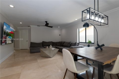 House in Miami, Florida 4 bedrooms, 257.06 sq.m. № 2066083 - photo 7
