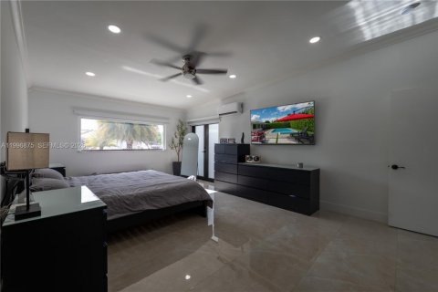 House in Miami, Florida 4 bedrooms, 257.06 sq.m. № 2066083 - photo 12