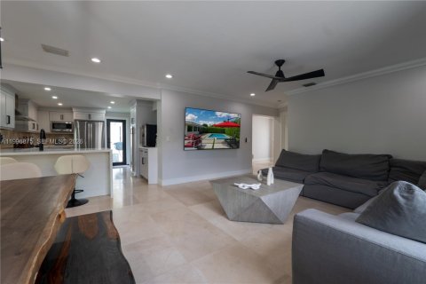 House in Miami, Florida 4 bedrooms, 257.06 sq.m. № 2066083 - photo 8
