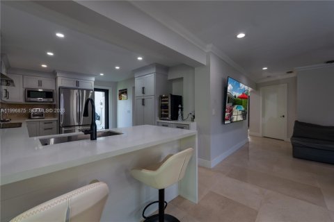 House in Miami, Florida 4 bedrooms, 257.06 sq.m. № 2066083 - photo 10