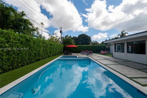 House in Miami, Florida 4 bedrooms, 257.06 sq.m. № 2066083 - photo 23