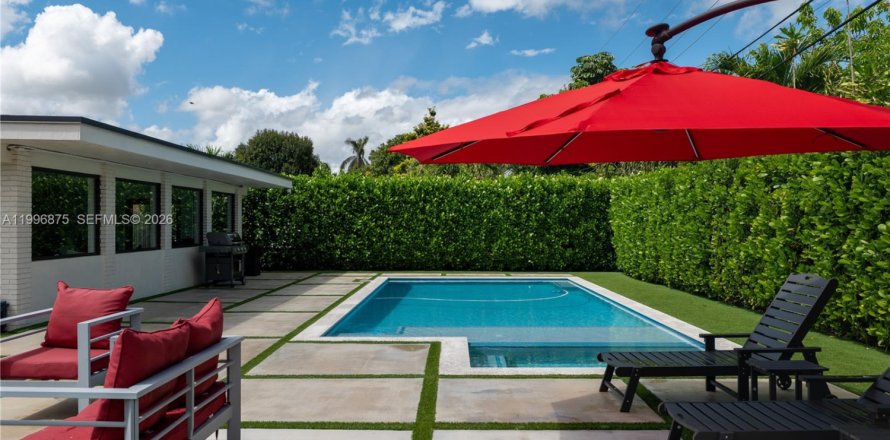House in Miami, Florida 4 bedrooms, 257.06 sq.m. № 2066083