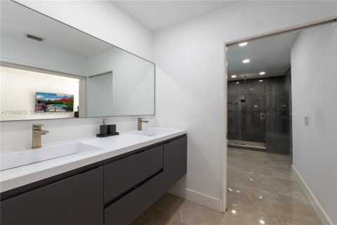 House in Miami, Florida 4 bedrooms, 257.06 sq.m. № 2066083 - photo 13