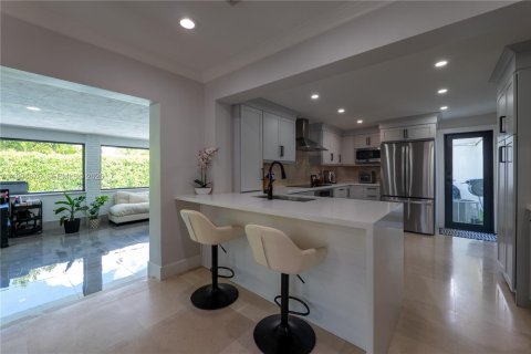 House in Miami, Florida 4 bedrooms, 257.06 sq.m. № 2066083 - photo 9