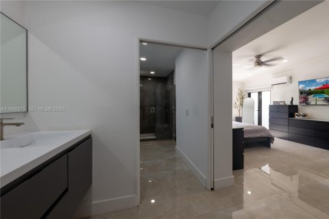 House in Miami, Florida 4 bedrooms, 257.06 sq.m. № 2066083 - photo 14