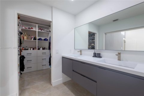 House in Miami, Florida 4 bedrooms, 257.06 sq.m. № 2066083 - photo 16