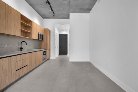 Condominio en alquiler en Miami, Florida, 2 dormitorios, 83.15 m2 № 2356769 - foto 13