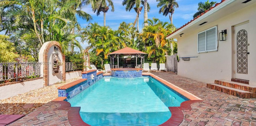 Villa ou maison à Hollywood, Floride 5 chambres, 260.13 m2 № 1863940